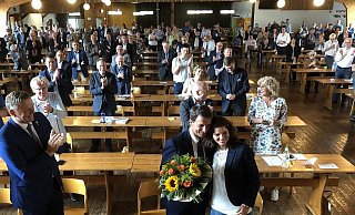 Aufstellungsversammlung in der Borgentreicher Schützenhalle: CDU-Landtagsabgeordneter Matthias Goeken (l.) gratuliert Michael Stickeln zur Landratskandidatur. Für Gattin Kristina Jäckel geb es einen Blumenstrauß. - CDU Höxter