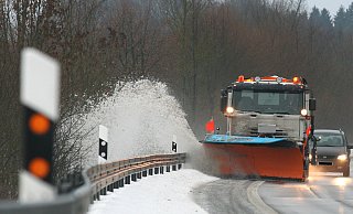 Winterdienst auf der Bundesstraße 239 zwischen Hohehaus und Brenkhausen. - Archivfoto: David Schellenberg