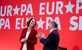 Bundeskanzler Olaf Scholz applaudiert für Katharina Barley, SPD-Spitzenkandidatin für die Europawahl. - Carsten Koall/dpa