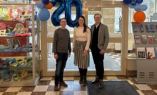 Bad Karlshafens Bürgermeister Marcus Dittrich (von links), Roger Merk, Geschäftsführer Bad Karlshafen GmbH, gratulieren Martina Abel, Geschäftsführerin Bad Karlshafen GmbH. - Wesertherme