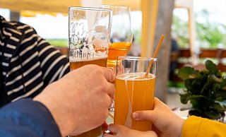 Endlich wieder Leute treffen und anstoßen!. - Foto: Christophe Gateau/dpa