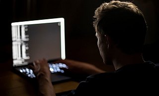 Ein Mann schreibt auf der Tastatur eines Laptops. - Foto: Fabian Sommer/dpa