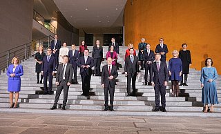 Die neue Bundesregierung um Kanzler Olaf Scholz posiert bei der konstituierenden Kabinettsitzung für ein Gruppenbild im Bundeskanzleramt. - Foto: Michael Kappeler/dpa