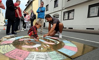 Moritz (3) und Papa Peter malen "Tempo 30" mitten auf die Fahrbahn der August-Bebel-Straße. - Wolfgang Rudolf