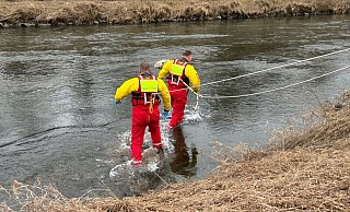 Einsatzkräfte der Warburger Feuerwehr bergen in Höhe der Calenberger Straße den Kadaver eines Schafes aus der Diemel. - FFW Warburg