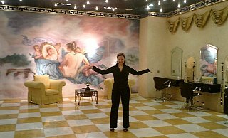 Ulrike Milner in ihrem Salon in Abu Dhabi.