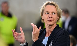 Bundestrainerin Martina Voss-Tecklenburg sucht ein Quartier für die WM 2023. - Robert Michael/dpa