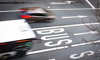 Bus und Bahn statt Auto: Die linke Ratsmehrheit strebt die Verkehrswende an, will den Anteil der Autofahrten zurückdrängen, Stadtbahn, Busse, Rad- und Fußwege dagegen stärken. Nur so ließen sich Schadstoffe senken und Stadträume lebenswerter machen. - Mike-Dennis Müller