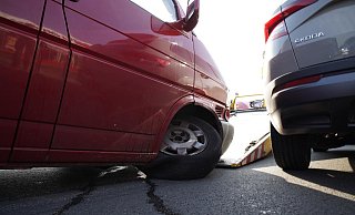 Der VW Bus mit dem abgespreizten Vorderrad. - Dennis Angenendt