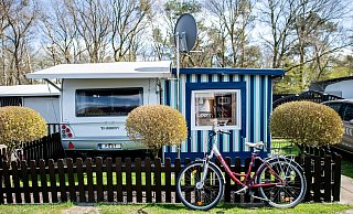 Steht immer und fährt nicht? Mit Anmeldung als Hauptwohnsitz? Dann könnte für diesen schicken Campingwagen auch der Rundfunkbeitrag fällig werden. - Hauke-Christian Dittrich/dpa