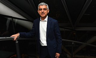 Auch auf nationaler Ebene ein Erfolg für Labour: Londons Bürgermeister Sadiq Khan bleibt im Amt. - Foto: Victoria Jones/PA Wire/dpa