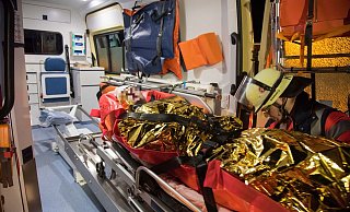 Wie auf diesem Symbolfoto, das bei einer Rettungsübung entstand, kümmerten sich auch an der Sudbrackstraße Notfallsanitäter und Rettungssanitäter um den schwer am Kopf verletzten Mann. - Symbolfoto: Felix Boche