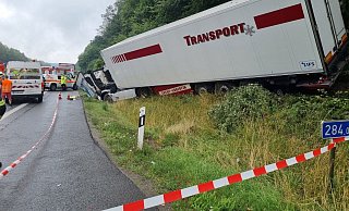 Der Lkw muss geborgen werden. - Dominik Duensing/Freiwillige Feuerwehr Porta Westfalica