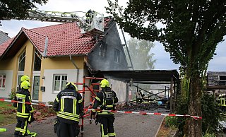 Aus ungeklärte Ursache war an der Alten Poststraße in Hövelhof ein Carport in Brand geraten, die Flammen breiteten sich auf einen zweiten Carport und zwei Häuser aus. - Feuerwehr