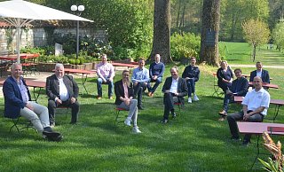 Im Haxtergrund diskutieren (v. l.) Joachim Avenarius, Andreas Büscher, Patrick Luther, Claudia Drößler, Carsten Linnemann, Ralf Konze, Michael Dreier, Frank Tölle, Regine Tönsing, Daniel Sieveke, Franz Weyher und Matthias Goeken. - Dietmar Gröbing