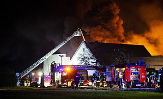 Brand in Möbelhalle in Falkendiek. Bei dem Großbrand waren über 150 Feuerwehrkräfte im Einsatt - Noah Wedel