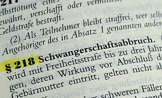 Der Paragraf 218 im Strafgesetzbuch regelt bislang die Strafbarkeit von Schwangerschaftsabbrüchen. - Bernd Weißbrod/dpa