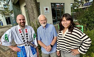Stammkunde Clive Spencer (M.) aus Hövelhof freut sich, dass Dustin Albermann und Van Thai das Washoku wieder öffnen können. - Jens Reddeker Stammkunde Clive Spencer (M.) aus Hövelhof freut sich, dass Dustin Albermann und Van Thai das Washoku wieder öffnen können. - Jens Reddeker