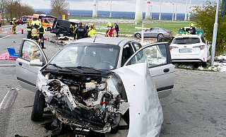 Drei Fahrzeuge stoßen auf der Kreuzung der Bundesstraße 64 mit der Kreisstraße 1 zwischen Dahl und Neuenbeken zusammen. - Ralph Meyer