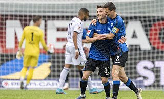 Florent Muslija (l) jubelt nach seinem Tor zum 1:0 mit SCP-Kapitän Ron Schallenberg.  - dpa