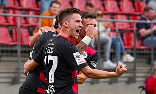 Der Ex-Paderborner Marco Pledl (vorne) jubelt beim 2:0-Auftaktsieg der Kölner Viktoria gegen Schweinfurt über den Führungstreffer. - Picture Alliance