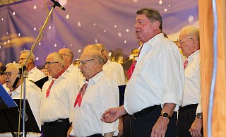 Friedel Stockhecke (vorn rechts) war lange Zeit Leiter des Chores. Er unterstützt den Chor immer noch mit seiner Stimme. - Eric Pielsticker