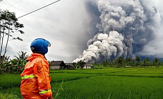 Die Aschesäule ist weithin zu sehen. - Dwi Sasongko/XinHua/dpa