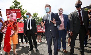 Deutliche Haltung: Armin Laschet, Karl-Josef Laumann und Sven-Georg Adenauer mit Demonstranten vor dem Kreishaus in Gütersloh. - Patrick Menzel