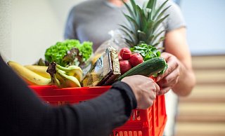 Anders als im Supermarkt müssten Online-Händler weder das Mindesthaltbarkeits- noch das Verbrauchsdatum vor dem Kauf angeben. - Christin Klose/dpa-tmn