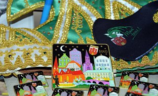 Die Pins sollen für ein paar karnevalistische Lichtblicke sorgen. - Steinheimer Karnevalsgesellschaft