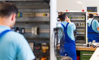 Arbeiter in einer Werkstatt: Die Sorge vor Arbeitsplatzverlust durch KI wächst unter deutschen Arbeitnehmern. - Monika Skolimowska/ZB/dpa
