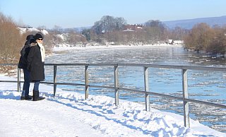 Der Eisgang auf der Weser ist ein Phänomen, das viele Spaziergänger an die Höxteraner Flusspromenade lockt. - Burkhard Battran