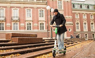 Altweibersommer oder Sauwetter? Wer im Herbst auf den E-Tretroller steigt, sollte vorsichtiger fahren als sonst.  - dpa
