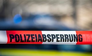Die Polizei fand in einem Haus drei Tote. (Symbolbild) - David Inderlied/dpa