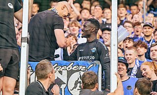 SCP-Stürmer Sirlord Conteh wird nach dem HSV-Spiel auf der Südtribüne von "Capo" Fabian Westermann in Empfang genommen. - Besim Mazhiqi