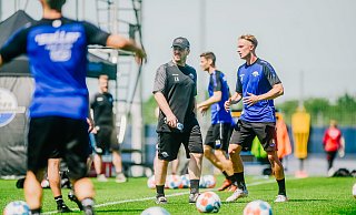 Beim Trainingsauftakt des SC Paderborn war nicht nur Trainer Lukas Kwasniok neu. - Besim Mazhiqi