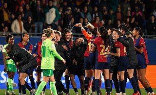 Bild mit Symbolkraft: Die Spielerinnen des FC Barcelona jubeln. Die Wolfsburgerinnen gehen geschlagen vom Platz. - Joan Monfort/AP/dpa