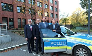 Landrat Jürgen Müller (v.l.), Polizeichef Dirk Zühlke, Peter Lehmann und Marcus Tarrach - Jobst Lüdeking