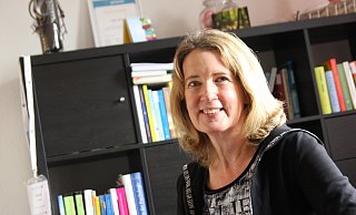 Hypnosetherapeutin Sibylle Lätzsch in ihrer Praxis - Anne Neul