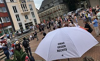 Mehrere hundert Menschen zeigten in Lage (Kreis Lippe) Flagge gegen gegen die AfD. - Florian Pfitzner