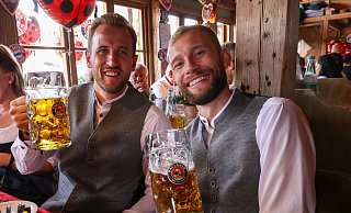 Die Bayern auf dem Oktoberfest: Hier stoßen Harry Kane (l) und Konrad Laimer an. - Alexandra Beier/FC Bayern München/dpa