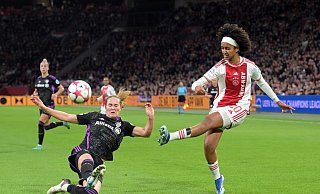 Bayern-Spielerin Sydney Lohmann (l) im Zweikampf mit Lily Yohannes. - Gerrit Van Keulen/ANP/dpa