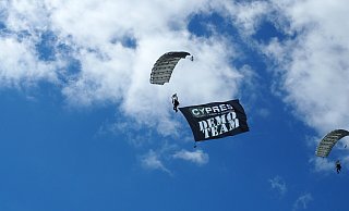 Einer der Springer des Cypres Demo-Teams hält die Flagge, die anderen dirigieren ihn. - Flughafen Paderborn