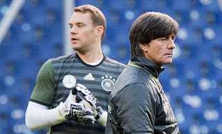 Joachim Löw (r) setzte jahrelang auf Manuel Neuer als Nummer eins. Gemeinsam wurden sie 2014 in Brasilien Weltmeister. - Julian Stratenschulte/dpa
