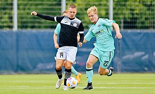 SCP-Neuzugang Mattes Hansen (r.), hier im Duell gegen den Wuppertaler Phil Beckhoff, zeigte im ersten Testspiel der Sommervorbereitung eine starke Leistung. - Besim Mazhiqi