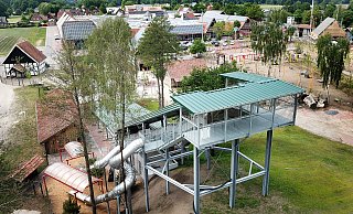 Die neue gewellte Riesenrutsche im hinteren Teil des Bessmann-Spielplatzes hat vier Bahnen, auf denen gleichzeitig gerutscht werden kann. Rechts und links sind Röhrenrutschen angebracht. - Andreas Frücht