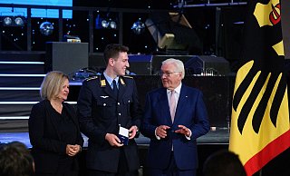 Schwimm-Olympiasieger Lukas Märtens wird von Bundespräsident Frank-Walter Steinmeier und Bundesinnenministerin Nancy Faeser mit dem Silberenen Lorbeerblatt ausgezeichnet. - Bernd von Jutrczenka/dpa