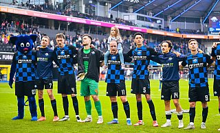 Die Spieler des SC Paderborn lassen sich nach dem 2:0-Sieg gegen den 1. FC Kaiserslautern von den Fans feiern. - BESIM MAZHIQI