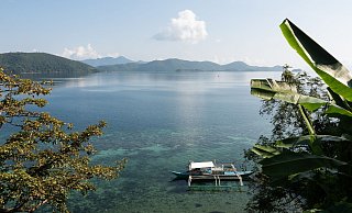 Im Wasser schaukelt ein Auslegerboot, eine Brise raschelt in den Palmblättern: So sieht ein verlorenes Inselparadies aus. - Andreas Drouve/dpa-tmn