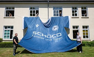 Bei der Anlieferung wurde das Trikot noch einmal in voller Pracht vor das Textilhaus gehängt, bevor es jetzt zerschnitten wird. Als Andenken für Fans. - Christian Weische